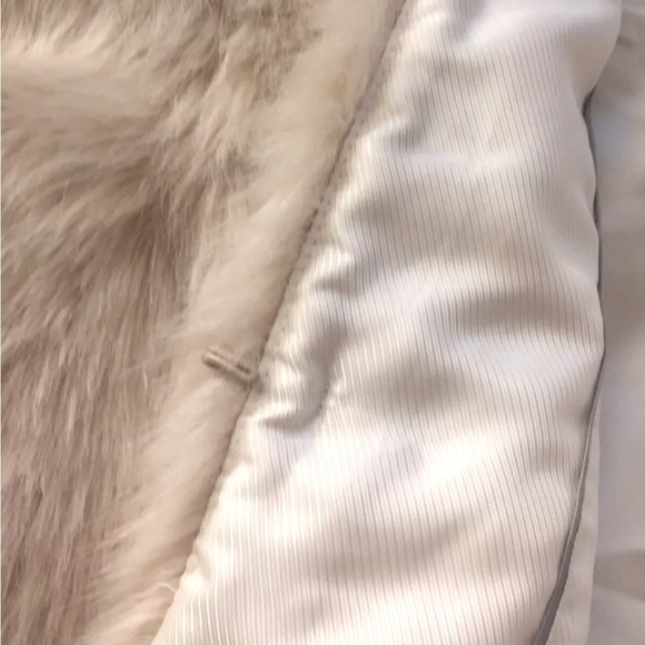 Banana Republic faux fur vest size small - Picture 5 of 8